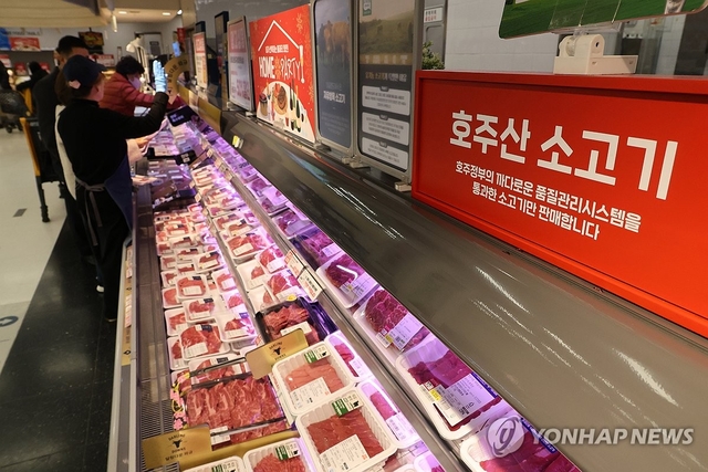 서울 시내의 한 대형마트 육류 코너에서 지난 21일 소비자들이 제품을 살펴보고 있다. [연합뉴스]