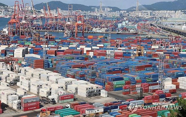 수출입 화물이 쌓여 있는 부산항 신선대·감만 부두. 연합뉴스