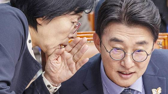 더불어민주당 언론개혁특별위원회 최민희(왼쪽) 위원장과 노종면 의원이 지난 10월 국회에서 열린 언론개혁특위 허위 조작정보 근절안 발표에서 대화하고 있다. [연합뉴스 자료 사진]