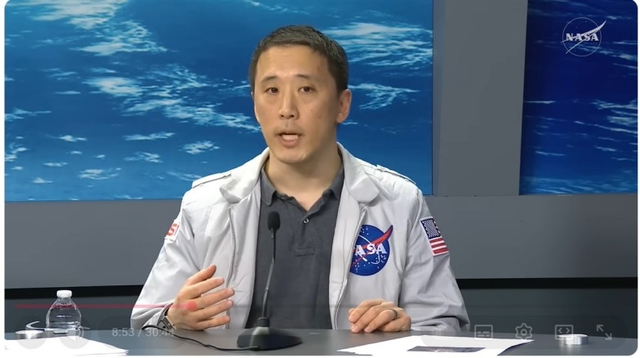 지구로 귀환 후 NASA 기자회견 참석한 조니 김. NASA 유튜브 영상 갈무리