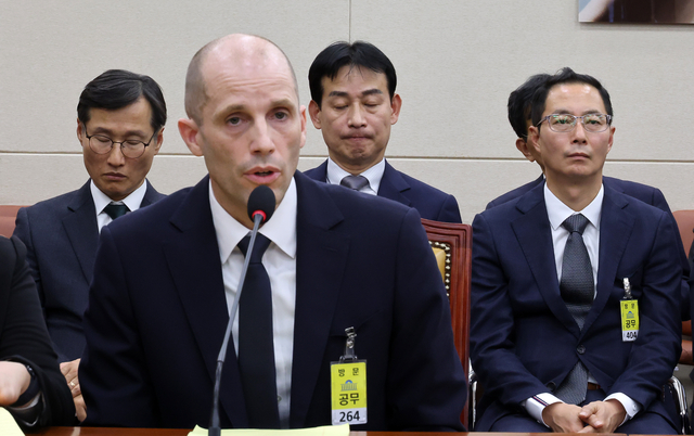 해롤드 로저스 쿠팡 대표이사가 17일 국회 과학기술정보방송통신위원회에서 열린 쿠팡 사고 관련 청문회에 증인으로 출석한 의원들 질의에 답변하고 있다. [연합뉴스]