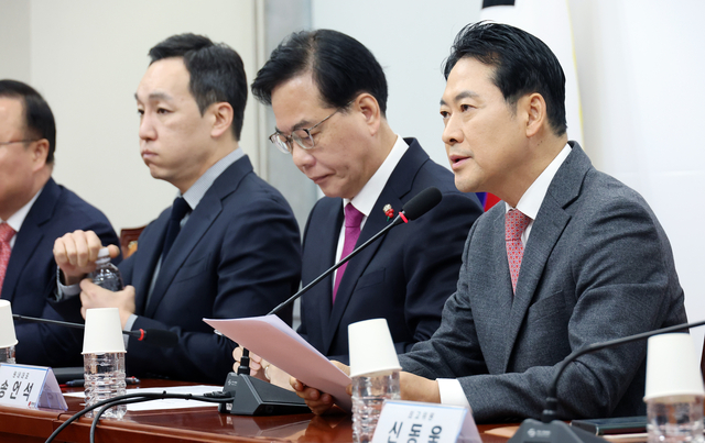 장동혁(오른쪽) 국민의힘 당대표가 22일 국회 본청에서 열린 당 최고위원회의에서 모두발언을 하고 있다.<연합뉴스>