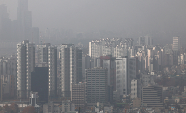서울 남산에서 바라본 아파트 단지. [연합뉴스 제공]