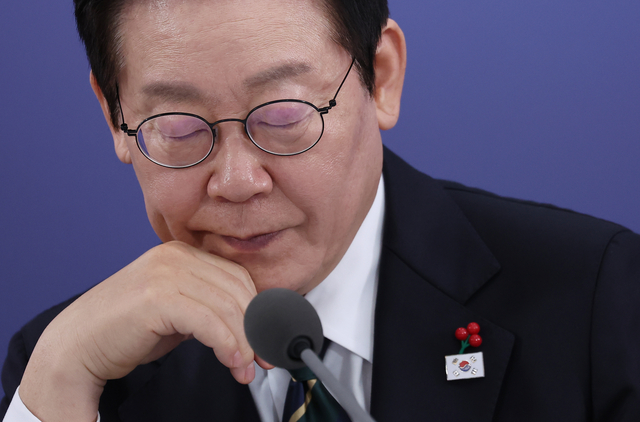 이재명 대통령이 23일 부산 동구 해양수산부 청사에서 열린 국무회의에서 참석자 발언을 듣고 있다. 연합뉴스
