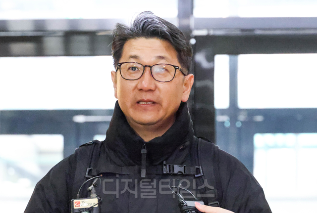 문지석 광주지검 부장검사가 14일 서울 서초구 안권섭 특별검사팀 사무실에서 ‘쿠팡 일용직 노동자 퇴직금 미지급 사건’ 관련 참고인 신분으로 두 번째 조사를 받기 위해 출석하고 있다. 이슬기 기자 9904sul@