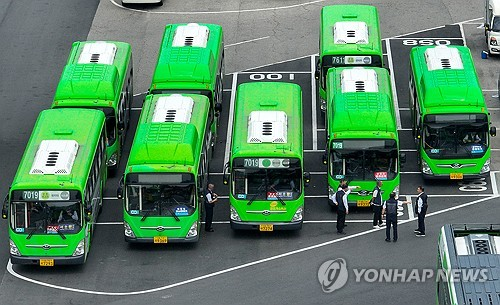 시내버스 두고 대기하는 기사들 [연합뉴스 자료사진]