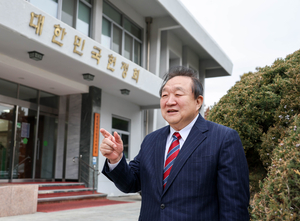 [고견을 듣는다] “李대통령 국정점수는 C+… 정치적 조정자로 ‘포용 정치’ 펴야”