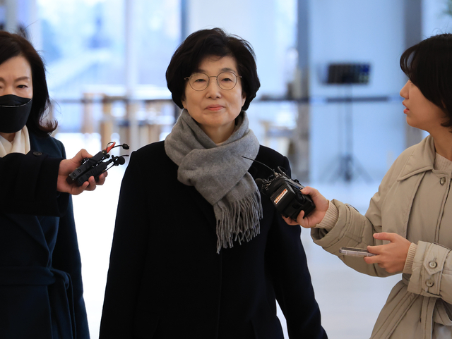 국민의힘 김기현 의원 부인 이씨가 27일 김건희씨의 ‘로저비비에 클러치백 수수 의혹’을 수사하는 서울 종로구 KT 광화문빌딩 웨스트에 있는 민중기 특별검사팀에 2차 소환되고 있다. 연합뉴스