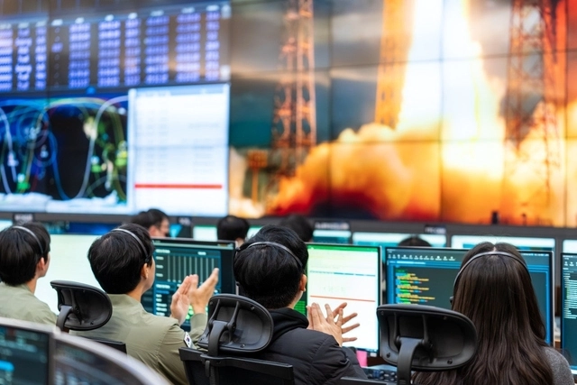 지난달 27일 누리호 4차 발사 모습을 지켜보는 항우연 연구진. 항우연 제공.