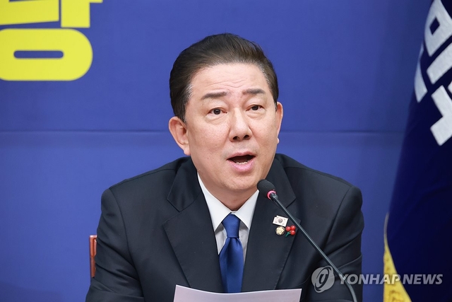 김병기 더불어민주당 원내대표가 지난 24일 서울 여의도 국회에서 열린 최고위원회의에서 발언하고 있다. 연합뉴스
