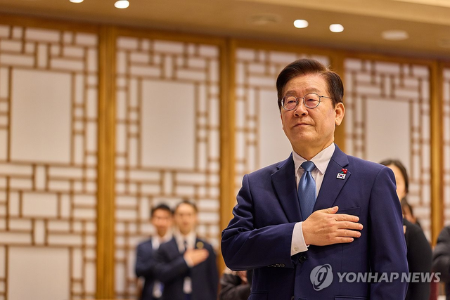 이재명 대통령이 26일 용산 대통령실에서 열린 위험직무 순직 유가족 초청 오찬에서 국민의례를 하는 모습. 대통령실 제공=연합뉴스