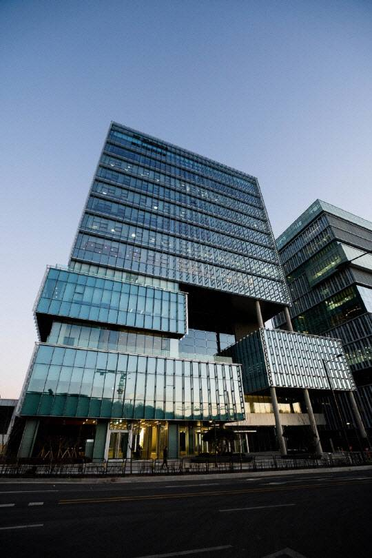 AI로 '자율주행' 가속도 붙은 車 업계...인재영입 속도 - 뉴스 썸네일 이미지