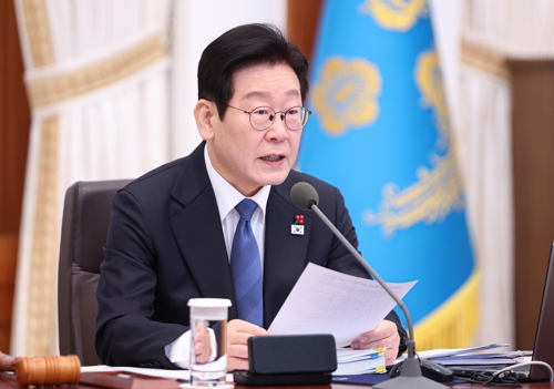 이재명 대통령이 30일 청와대에서 열린 국무회의에서 발언하고 있다.   [연합뉴스]