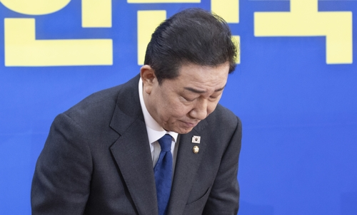더불어민주당 김병기 원내대표가 30일 국회에서 열린 민주당 원내대책회의에서 본인 의혹 관련해 사퇴 의사를 밝힌 뒤 고개숙여 사과하고 있다. [연합뉴스]