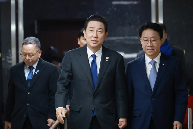 김병기 전 더불어민주당 원내대표가 30일 국회에서 본회의를 앞두고 열린 의원총회에 참석하고 있다. [연합뉴스]