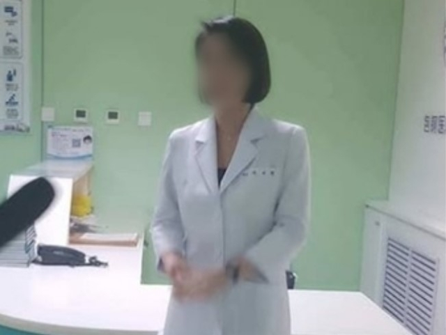 박나래에게 의료 서비스를 제공한 것으로 알려진 이른바 ‘주사 이모’ 이모씨가 “중국 네이멍구의 한 의과대학에서 교수로 재직했다”며 자신의 소셜미디어(SNS)에 올린 사진.   [이씨 인스타그램 캡처]