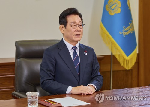 이재명 대통령이 청와대에서 2026년 신년사를 발표하고 있다. 이 대통령은 “올 한 해를 붉은 말처럼 힘차게 달리는 해로 삼아 ‘대한민국 대도약의 원년’으로 만들겠다”며, 반칙과 특권이 없는 사회를 구현해 성장의 과실을 모두가 함께 나누도록 하겠다고 밝혔다. [청와대 제공]