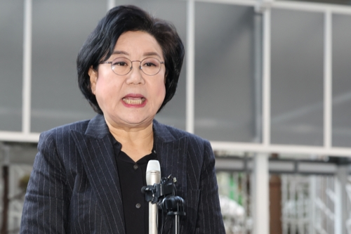 이혜훈 기획예산처 장관 후보자가 30일 오전 서울 중구 예금보험공사에 마련된 인사청문회 준비 사무실로 출근하며 과거 발언에 대해 사과하고 있다. 이 후보자는 “내란은 민주주의를 파괴하는 불법적 행위”라며 “그러나 당시에는 내가 실체를 제대로 파악하지 못했다”고 사과했다. [연합뉴스]