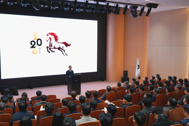 신익현 LIG넥스원 대표가 5일 판교하우스에서 열린 시무식에서 인사말을 하고 있다. LIG넥스원 제공.
