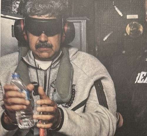 도널드 트럼프 미국 대통령이 3일(현지시간) 미군이 기습적인 군사 작전으로 체포한 니콜라스 마두로 베네수엘라 대통령의 근황 사진을 사회관계망서비스(SNS) 트루스소셜에 공개했다.  [트럼프 트루스소셜 계정. 연합뉴스]