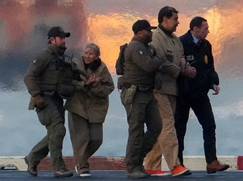 미 연방 마약단속국(DEA) 요원들이 마두로 부부를 연행하는 모습.