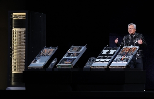 젠슨 황 엔비디아 CEO가 5일(현지시간) 미국 네바다주 라스베이거스 퐁텐블로 호텔에서 열린 엔비디아 CES 2026 라이브에서 차세대 그래픽처리장치(GPU) ‘루빈’ GPU를 선보이고 있다. 연합뉴스