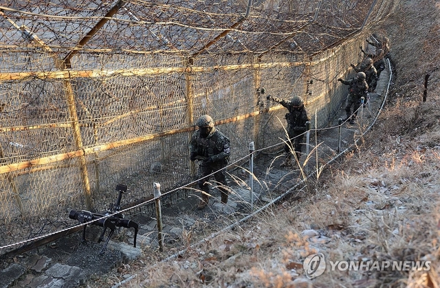 육군 5사단 장병들이 휴전선 철책을 점검하고 있다. 연합뉴스