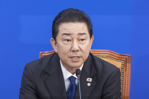 김병기 더불어민주당 원내대표가 지난해 12월 30일 국회에서 열린 민주당 원내대책회의에서 본인 의혹 관련해 사퇴 의사를 밝히고 있다. [연합뉴스]
