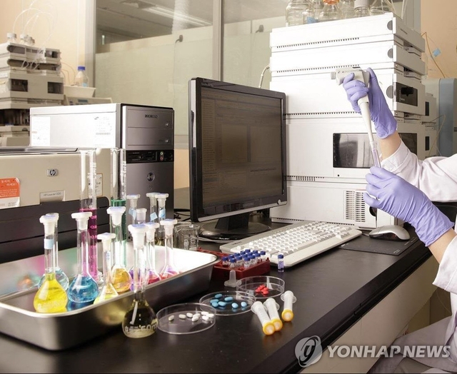 연구원이 화장품의 안전성을 모니터링하고 있다. [대전시 보건환경연구원 제공]