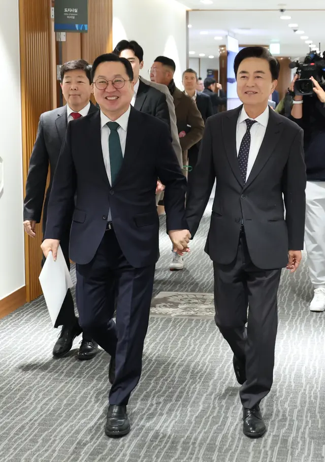 이장우(왼쪽) 대전광역시장이 지난 2025년 12월 24일 충남도청을 찾아 김태흠(오른쪽) 충청남도지사와 비공개 회동하기에 앞서 손을 맞잡고 함께 이동하고 있다.<대전광역시청 제공 사진>
