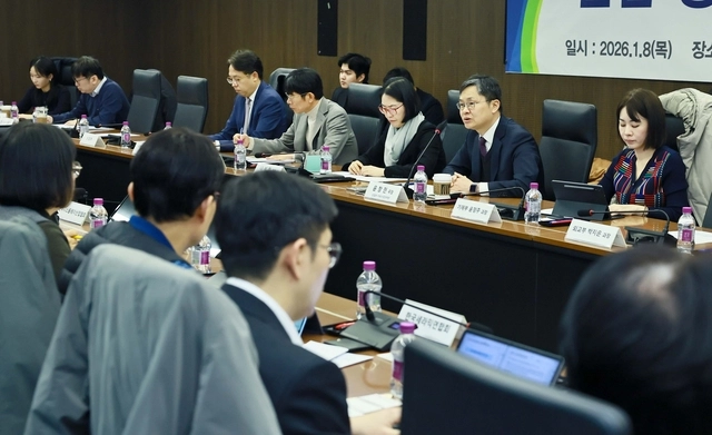 윤창현 산업통상부 산업자원안보실장 직무대리는 8일 서울 대한상공회의소에서 ‘산업 공급망 점검회의’를 주재했다. [산업부 제공]