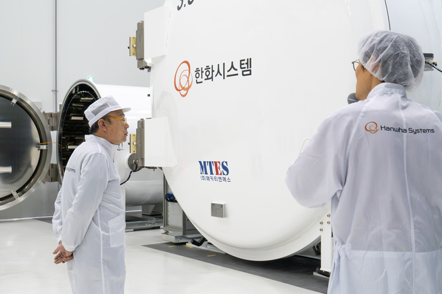 김승연(왼쪽) 한화그룹 회장이 8일 제주 서귀포시 하원동에 있는 한화시스템 제주우주센터를 방문해 진공상태, 극저온(-180℃), 극고온(150℃) 환경을 모사한 우주환경 시험장을 살펴보고 있다. 한화그룹 제공.

