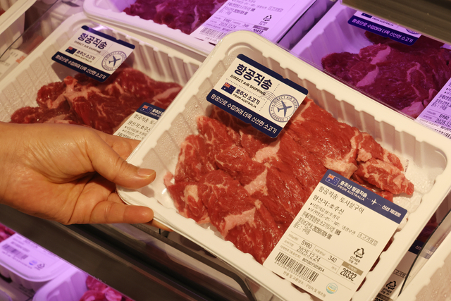 소비자가 한 마트에서 수입 쇠고기를 살펴보고 있는 모습. 연합뉴스