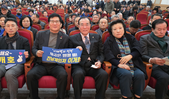 이개호(가운데) 더불어민주당 의원이 1월 10일 전남 목포시에서 타운홀미팅을 열어 광주·전남 광역 행정통합 등 의제에 관해 시민들과 의견을 나눴다고 11일 의원실을 통해 알렸다.<이개호 국회의원실 제공 사진 갈무리>