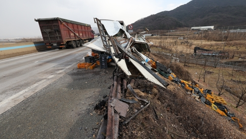 경북 상주시 서산영덕고속도로에서 지난 10일 발생한 다중 추돌사고 현장. [연합뉴스 제공]