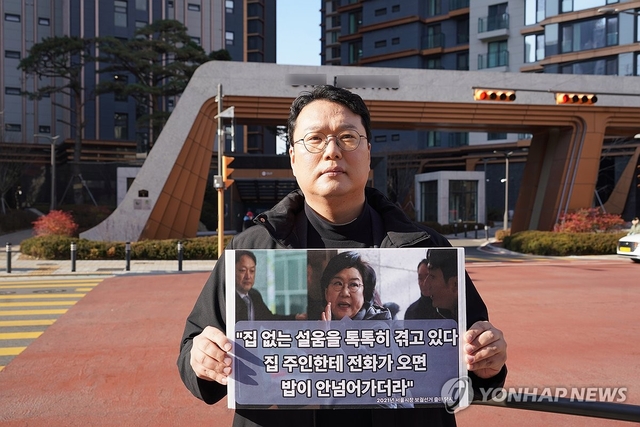 천하람 개혁신당 원내대표가 지난 9일 이혜훈 기획예산처 장관 후보자가 결혼한 아들을 부양가족 수에 포함하는 방식으로 고가 아파트 청약에 당첨됐다는 의혹을 규탄하는 1인 시위를 서울 서초구 해당 아파트 앞에서 하고 있다. [연합뉴스]