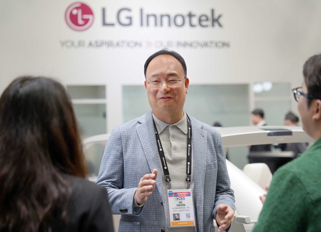 문혁수 LG이노텍 사장이 7일(현지시간) 미국 라스베이거스 CES 2026 전시장을 찾은 국내 취재진들과 인터뷰를 하고 있다. LG이노텍 제공