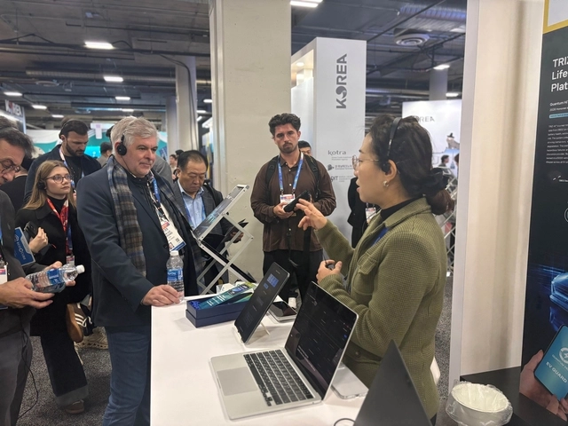 미국 라스베이거스에서 열린 CES 2026에 마련된 통합한국관에서 국내 기업들이 현지 참관객을 대상으로 제품과 기술을 소개하고 있다. [코트라 제공]