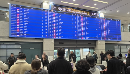 11일 인천국제공항 1터미널 도착층에 김경 서울시의원을 기다리는 취재진 등이 모여 있다. [영종도=연합뉴스]