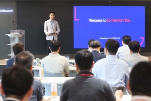 LG, ‘세계 7위’ AI ‘K-엑사원’ 공개… “국가대표 자신감”