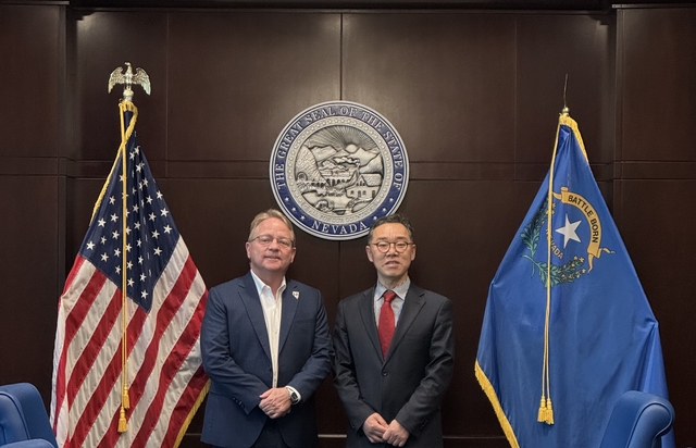 신승한(오른쪽) 방송미디어통신위원회 시장조사심의관이 8일(현지시간) 미국 네바다주 경제청사에서 토마스 제이번즈(Thomas J.Burns) 경제청장과 면담 후 기념촬영하고 있다. 방미통위 제공