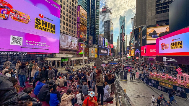 농심이 지난해 11월 미국 뉴욕 타임스스퀘어에서 진행한 ‘케데헌’ 협업 마케팅. [농심 제공]