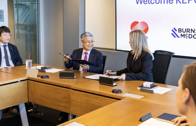 한전은 9일 미주리주 캔자스시티에 위치한 번스앤맥도널 본사에서 미국 전력분야 엔지니어링·건설사인 번스앤맥도널과 765kV 송전망 기술컨설팅 계약(MSA)을 체결했다. [한전 제공]