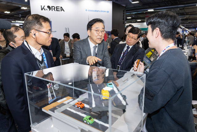 김윤덕 국토교통부 장관이 6일(현지시간) 미국 라스베이거스에서 열린 CES 2026에 참석, 통합한국관을 둘러보고 있다. [국토교통부 제공]