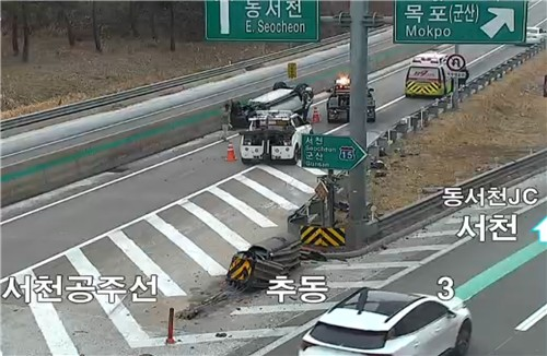 단독사고 후 전복된 차량 [고속도로 CCTV 영상 캡처]
