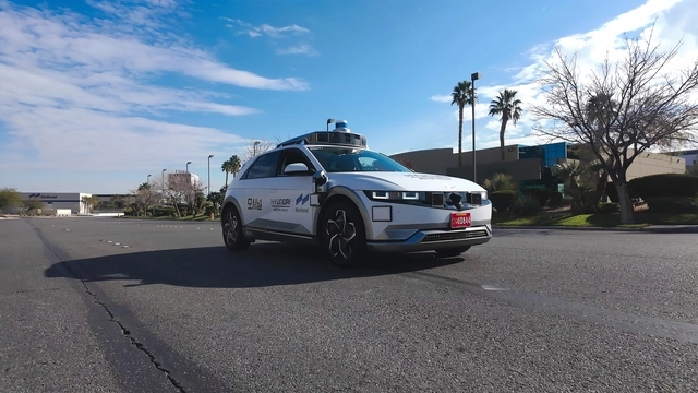 모셔널의 아이오닉 5 로보택시가 지난 8일(현지시간) 미국 라스베이거스 시내를 주행하고 있다. 모셔널 제공