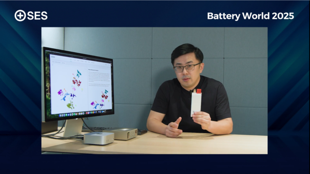 치차오 후 SES AI 대표가 충주공장에서 생산 예정인 드론용 10ah 배터리 셀을 들고 있는 모습. SES AI 제공.
