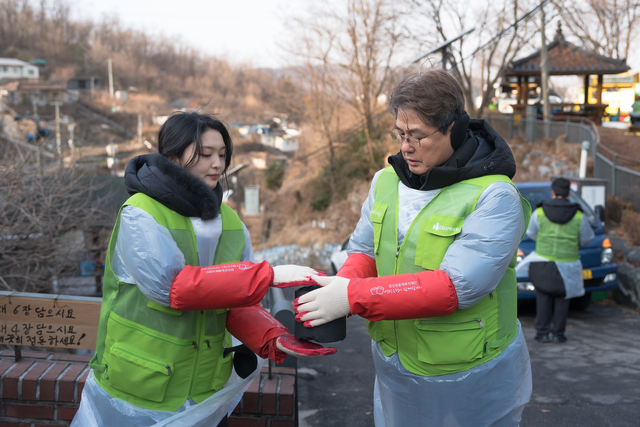 정종표(오른쪽) DB손해보험 사장과 임직원 및 가족들이 지난 10일 서울시 서대문구 개미마을 일대에서 사랑의 연탄나눔 봉사활동을 펼치고 있다. [DB손해보험 제공]
