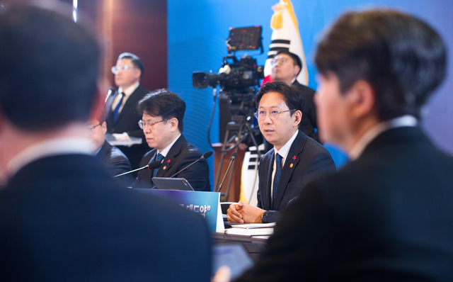 배경훈 부총리 겸 과기정통부 장관이 13일 서울 중앙우체국에서 국립 과학관과 우정분야 기관을 대상으로 업무보고를 받고 있다. 과기정통부 제공.