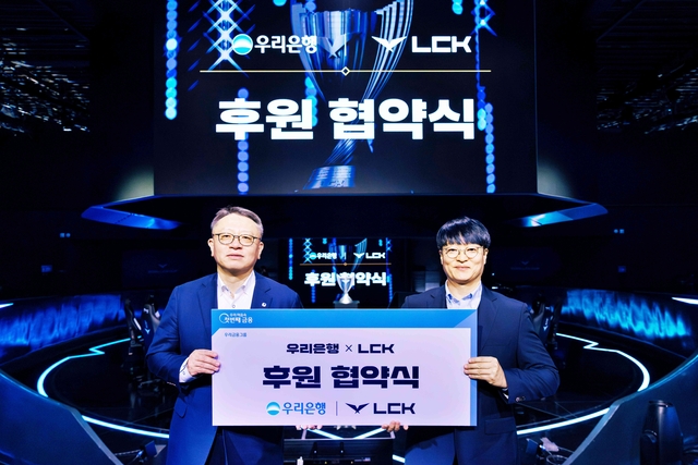 정진완(왼쪽) 우리은행장과 조혁진 라이엇 게임즈 한국 대표가 지난 12일 치지직 LoL 파크에서 열린 ‘리그 오브 레전드 챔피언스 코리아’ 후원 협약식에서 기념촬영을 하고 있다. [우리은행 제공]